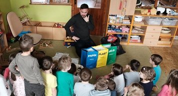 Slovácko třídí! Poslanec Elfmark učí děti z mateřských škol třídit odpad
