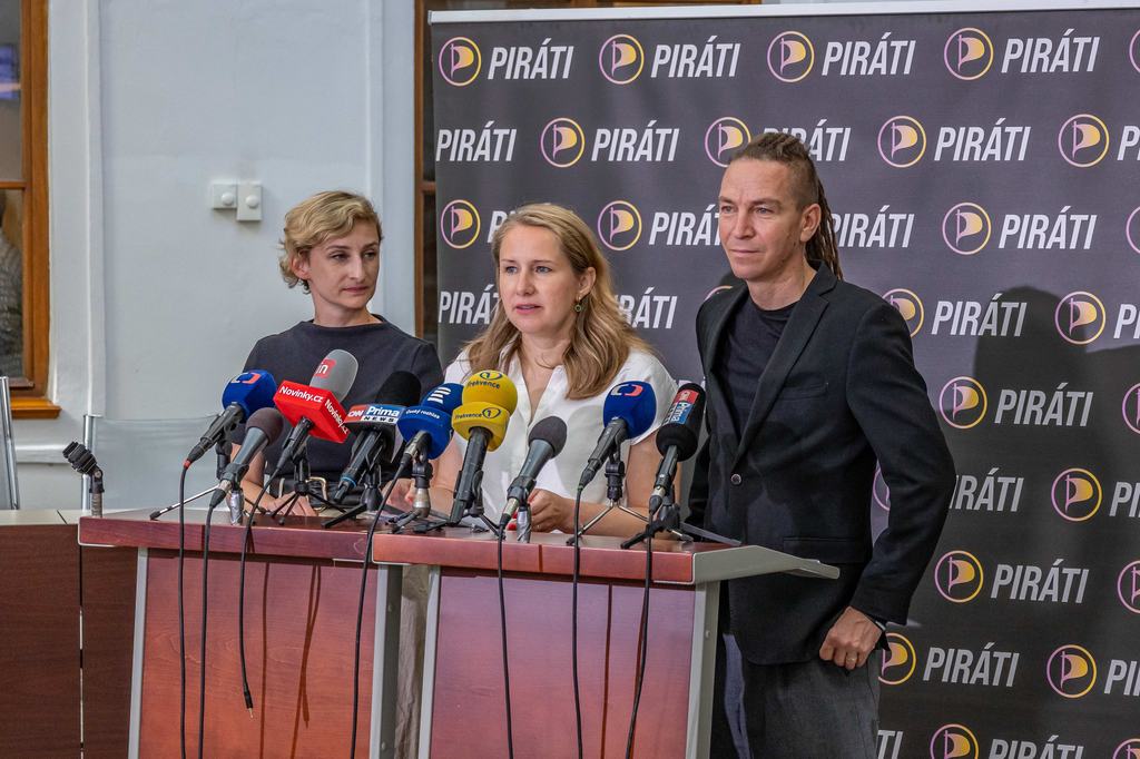 Vláda nemá plán pro ekonomickou budoucnost země. Jen drahé záplaty a další dluhy, říkají Piráti