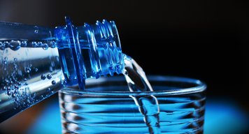Úřad Zlínského kraje přestane nově nakupovat vodu v PET lahvích