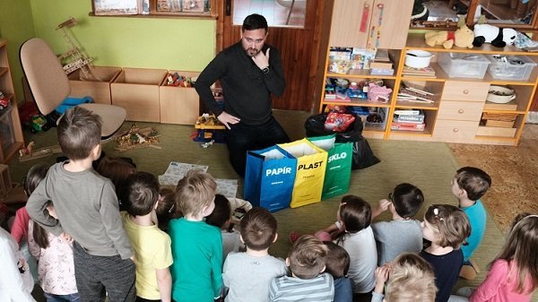 Slovácko třídí! Poslanec Elfmark učí děti z mateřských škol třídit odpad